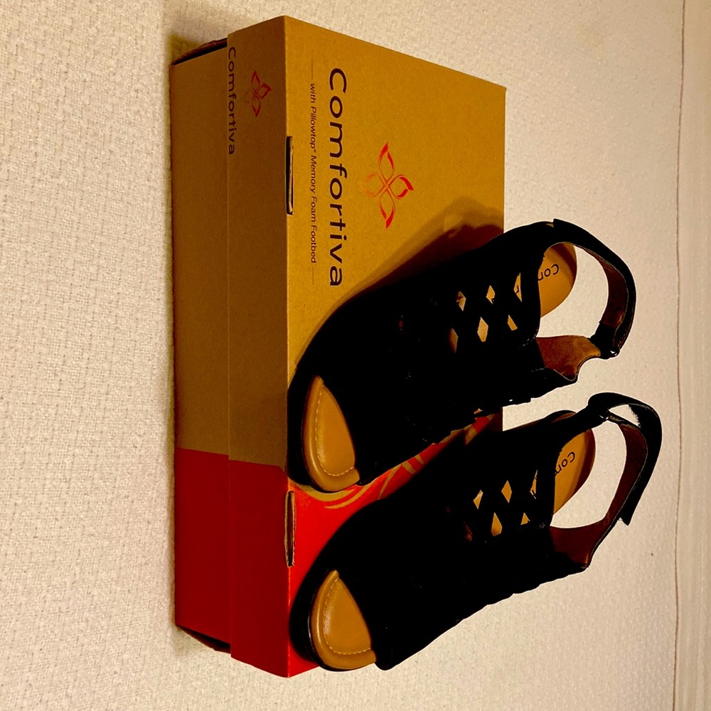 Comfortiva size 6.5 suede sandals